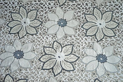 Клеенка EASY LACE XNT-018F-2 ажурная ПВХ белая с черным 1,32*22м